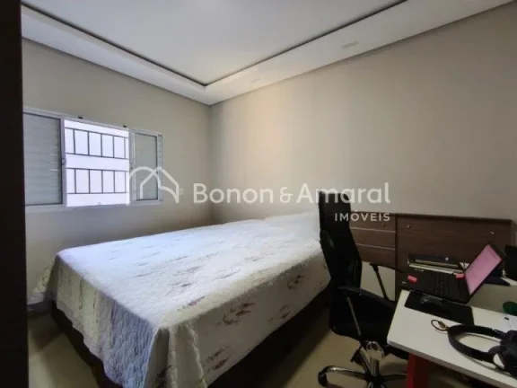 Imagem O imóvel dispõe de 2 dormitórios, sendo o quarto do casal com painel instalado, e o segundo dormi...
