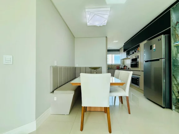 Imagem Apartamento mobiliado com 4 dormitórios sendo 2 suítes e 2 vagas de garagem em Balneário Camboriú