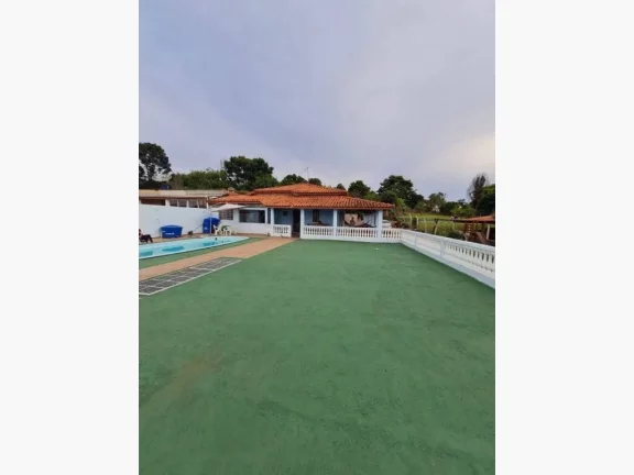 CHÁCARA COM PISCINA LOCALIZADA NA CHÁCARAS CANANEIA