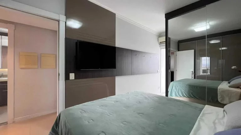 Imagem Apartamento com 2 dormitórios sendo 1 suíte e 2 vagas de garagem no Centro de Balneário Camboriú/SC