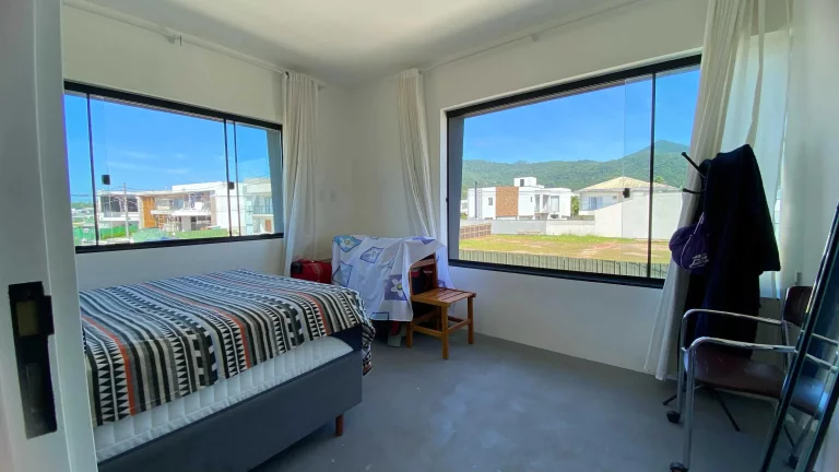 Imagem Casa mobiliada no Condomínio Caledônia com 4 dormitórios, sendo 1 suíte e 4 vagas de garagem em Camboriú