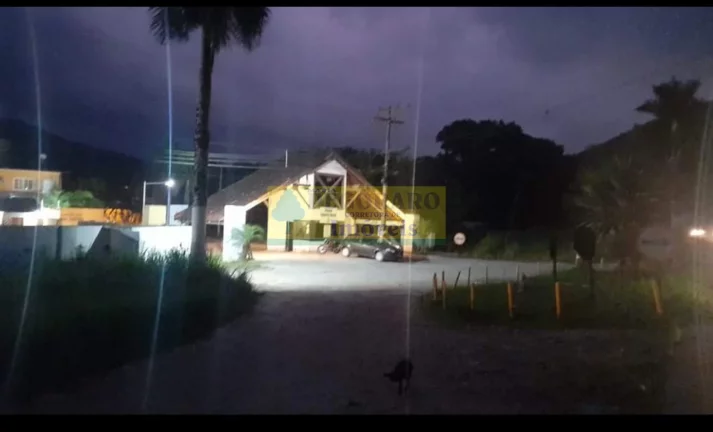 Imagem Flat de Condomínio à Venda em Ubatuba-SP: 1 Quarto, 1 Sala, 1 Banheiro e Mais!
