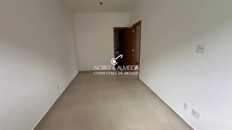 Imagem Fino acabamento, piscina e 2 vagas de garagem privativas.