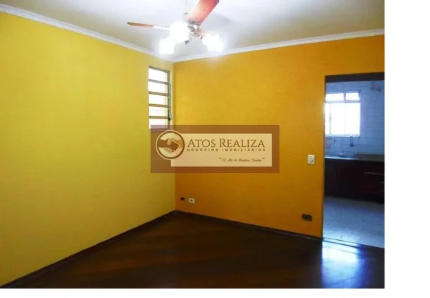 Imagem Grande oportunidade e muito lucrativo na vila Santa Catarina. Vendo imóvel com 3 casas + 1 salão comercial na Vila Santa Catarina. Casa 1= casa principal. Tem 2 dormitórios, sala, cozinha, banheiro. Tem também um sótão com 2 cômodos e 1 banheiro. Tem gara