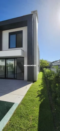 Imagem Casa Nova em condomínio fechado à venda com 5 suítes, 6 vagas de garagem localizada na Praia Brava .