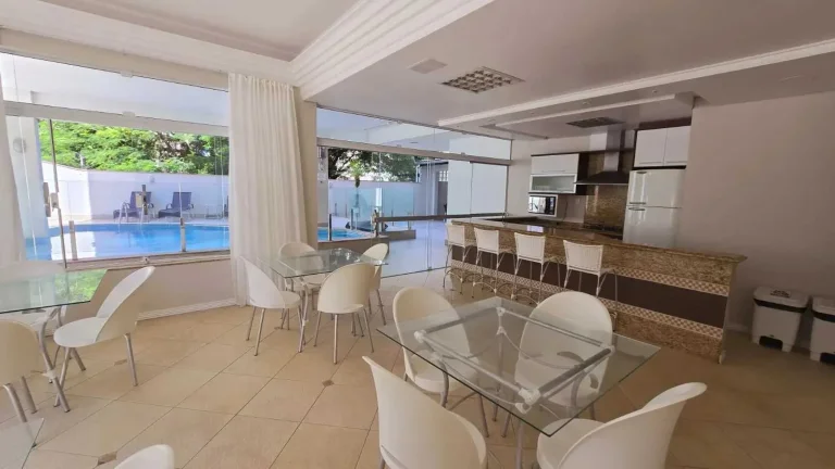 Imagem Apartamento quadra mar com 2 dormitórios sendo 1 suíte e 1 vaga em Balneário Camboriú/SC
