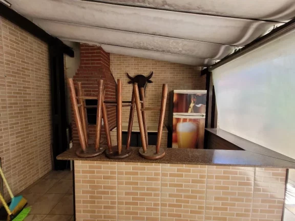 Imagem VICENTE DE CARVALHO- CASA TOTALMENTE REFORMADA , RICA EM ARMÁRIOS , GARAGEM PARA 04 AUTOS.