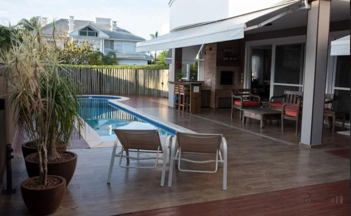 Imagem Localizada em um dos endereços mais nobres de Florianópolis, esta casa em Jurerê Internacional of...