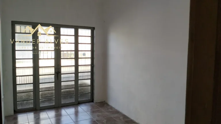 Imagem Imperdível casa para venda ou locação em Foz do Iguaçu-PR, 4 quartos, 1 suite, 2 salas, 2 banheiros, 3 vagas de garagem.