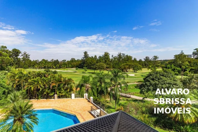 Imagem Casa magnífica com vista para longo pôr do Sol e para o campo de golfe do Condomínio Terras de São José em Itu SP Ladeada de verde e isolada. 6 dormit