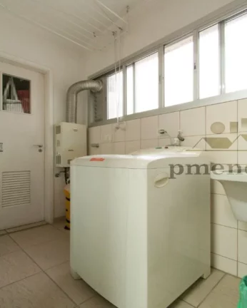 Imagem Apartamento reformado com 2 quartos ( 1 suíte c/ closet ) e 2 vagas, 90m²
