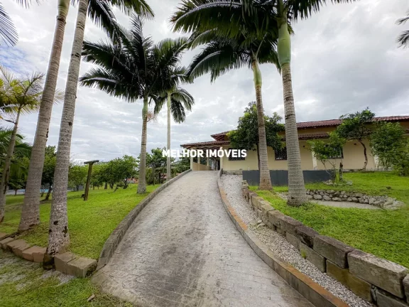Imagem Sítio à venda em Camboriú-SC com 15.595m². Um verdadeiro paraíso com 6 lagoas, pomar e móveis rústicos.