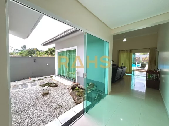 Imagem Ótima casa averbada localizada no bairro Floresta em Joinville, próximo a rua Farroupilha. Conta c...