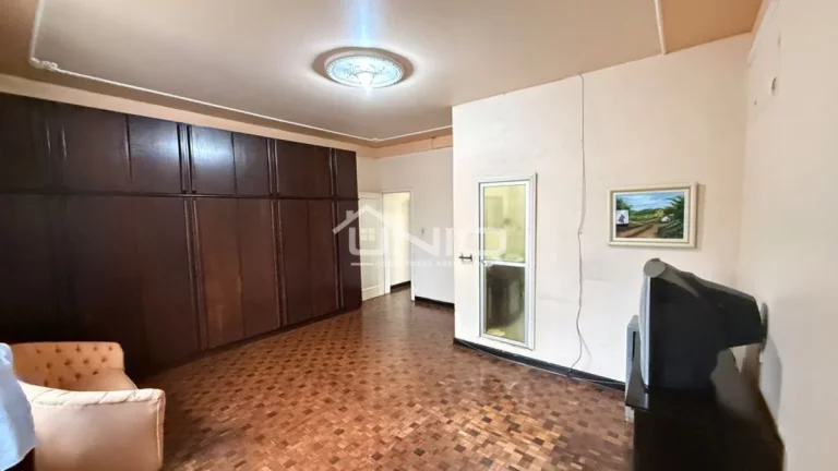 Imagem Casa com Amplo Terreno - No Centro