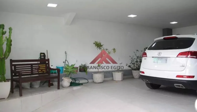 Imagem Casa Triplex, 4 qtos, 2 stes, 4 vagas