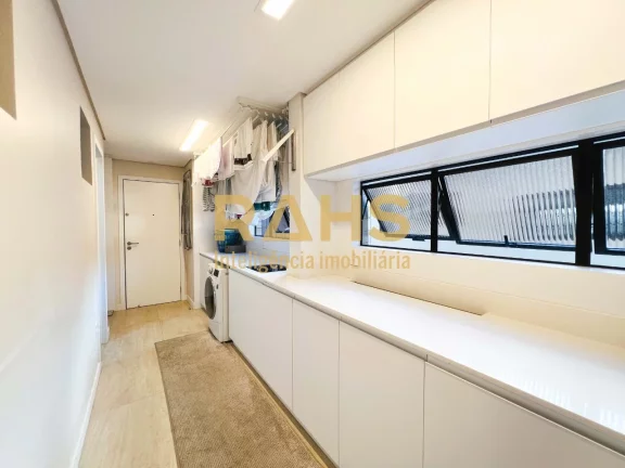 Imagem Apartamento de alto luxo na melhor região do bairro Atiradores. Com 198m², o apartamento foi total...