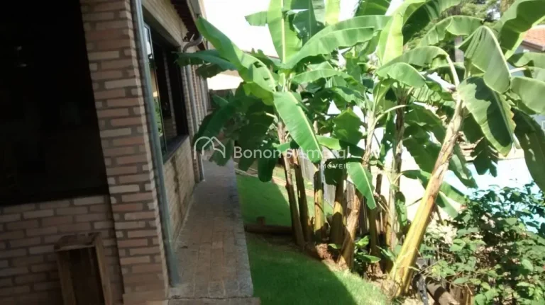 Imagem Esta encantadora chácara oferece três suítes espaçosas, todas com banheiro privativo. A cozinha ...