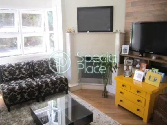 Imagem Casa em condomínio com 610m², reformadíssima, muito iluminada e clean. Amplo living para dois amb...