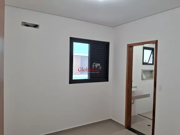 Imagem Casa sobreposta alta em Santos no bairro da Aparecida com varanda de frente na sala, 2 suítes e uma vaga de garagem a venda por R$ 830.000,00