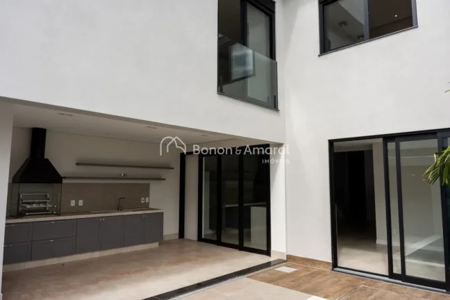 Imagem Sobrado em condomínio com 235m² de área construída.
São 3 dormitórios, sendo 3 suítes amplas ...