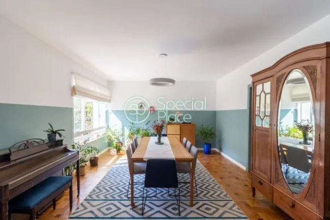 Imagem Apartamento de alto padrão com 291m², 5 dormitórios ( 1 suíte ) e 1 vaga na garagem. Hall privat...