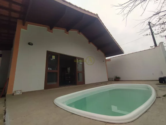 Imagem Casa 3 dorms, piscina a 300m da praia à venda em Peruíbe