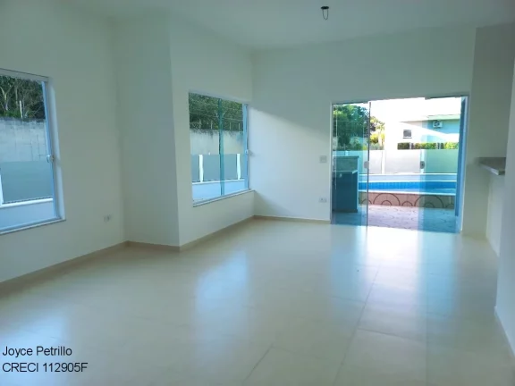 Imagem Casa nova com 4 suítes, piscina e fino acabamento à venda em condomínio de luxo em Peruíbe.