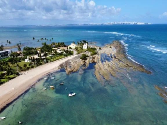 Imagem A 5ª Avenida Imóveis apresenta esse lindo apartamento totalmente decorado no Condominio Villa Azure, na paradisíaca praia da Penha - Ilha de Itaparica