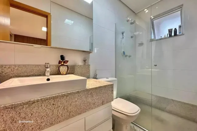 Imagem Localizado no charmoso bairro da Savassi, este espaçoso apartamento de 90 metros quadrados oferece ...