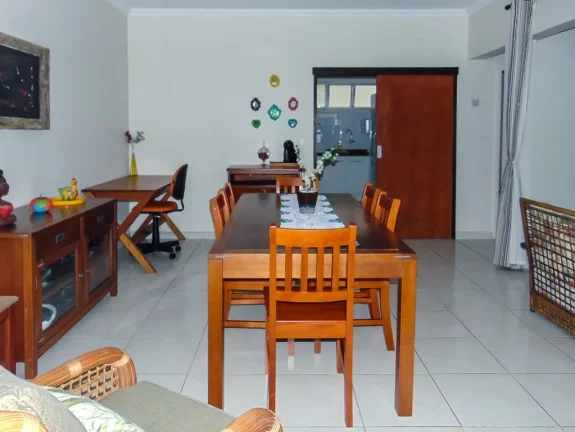Imagem Pitangueiras - Uma quadra do mar - Totalmente reformado e decorado - Garagem no prédio - Serviço de praia.