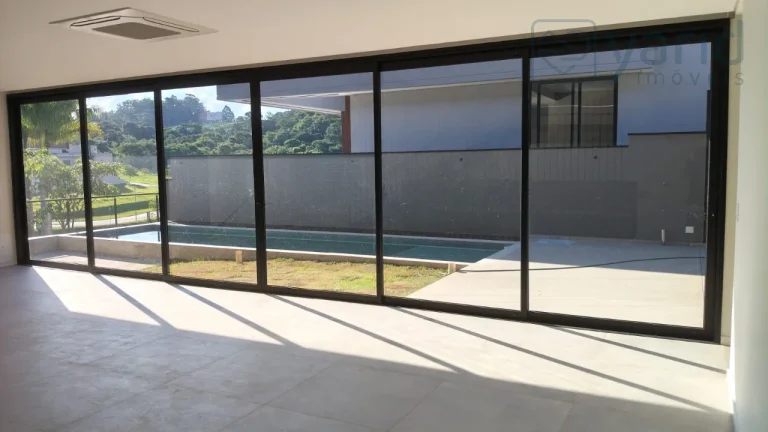Imagem Casa de luxo em condomínio à venda em localização privilegiada: 4 quartos, 4 suítes, 3 salas, 5 banheiros, 2 vagas de garagem.