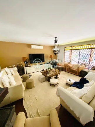 Imagem Possuí 600m² de área construída em 700m² de terreno. São três andares com ambientes muito esp...