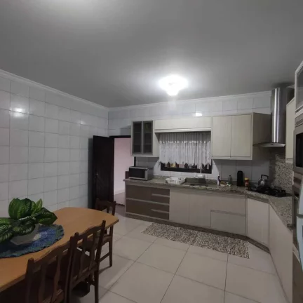 Imagem Casa mobiliada com 2 dormitórios e 2 vagas de garagem no bairro Floresta em Joinville