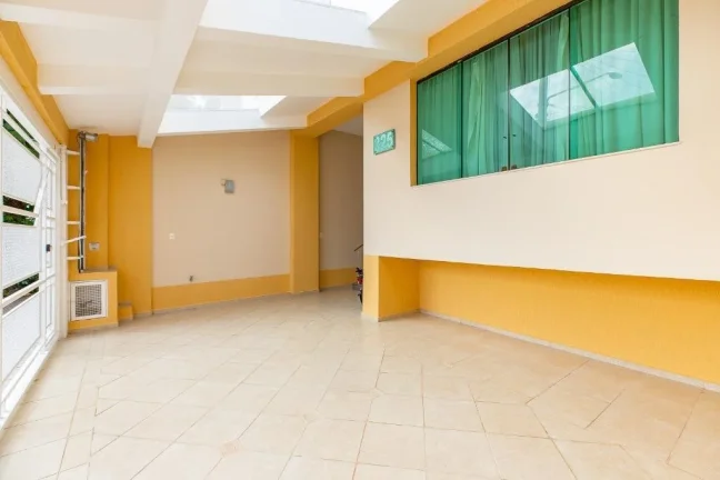 Imagem Um sobrado lindo, iluminado, ventilado e espaçoso!