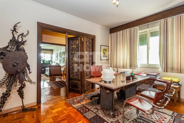 Imagem Belíssimo apartamento em edifício histórico na rua mais charmosa e arborizada de Higienópolis. A...