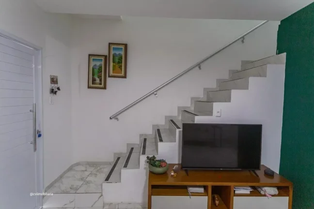 Imagem Com aproximadamente 180 m² de área construída, o imóvel conta com 4 quartos, sendo 1 suíte, ofe...