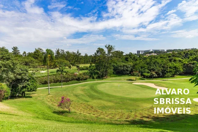 Imagem Casa magnífica com vista para longo pôr do Sol e para o campo de golfe do Condomínio Terras de São José em Itu SP Ladeada de verde e isolada. 6 dormit