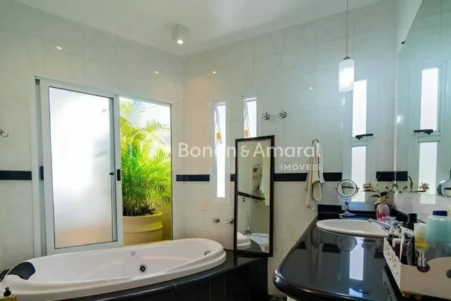 Imagem Lindo sobrado com 4 quartos, sendo 1 suíte máster, salas de jantar, estar e TV, cozinha planejada,...