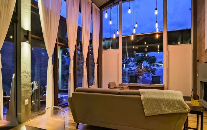 Imagem Arquitetura que se Mescla à Paisagem: Refúgio Autoral com Vista para a Pedra do Baú