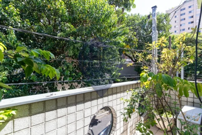 Imagem Casa de Luxo à Venda em Indianópolis, São Paulo-SP: 3 Quartos, 1 Suíte, 1 Sala, 4 Banheiros