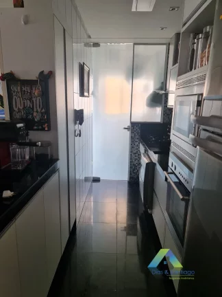 Imagem Apartamento recém reformado com 67m², 2 dormitórios, 1 suíte, 2 vagas de garagem coberta em localização privilegiada em área nobre a 500mts da Estação Metrô Chácara Klabin.