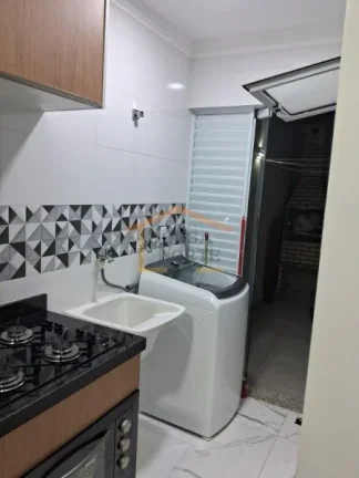 Imagem Casa em condomínio com 2 dormitórios, banheiro, quintal e cozinha equipada com móveis planejados ...