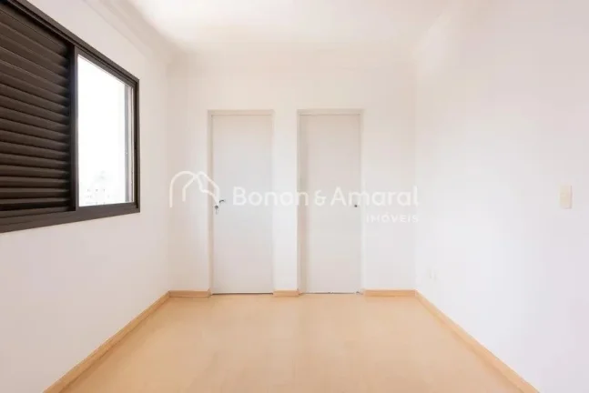 Imagem Com 81 m², o imóvel possui dois pavimentos: No pavimento inferior contém sala para dois ambientes...
