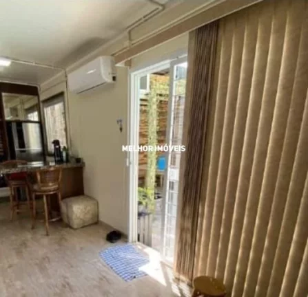 Imagem Casa à venda semi mobiliada com piscina e edícula localizada no centro de Balneário Camboriú