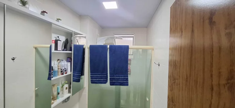 Imagem Apartamento mobiliado com 3 dormitórios sendo 1 suíte e 1 vaga de garagem em Florianópolis