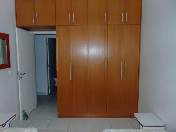 Imagem Pitangueiras - Uma quadra do mar - Totalmente reformado e decorado - Garagem no prédio - Serviço de praia.