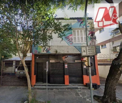 Imagem No bairro Bom Fim, prédio de 2 andares com pátio
