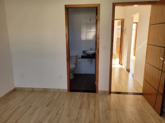 Imagem Casa com excelente quintal e área gourmet/ lazer com mini parquinho.