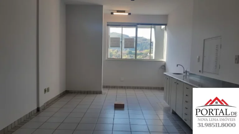 Imagem Sala comercial com 25 m², arejada, com boa iluminação natural e equipada com armários planejados de alta qualidade.