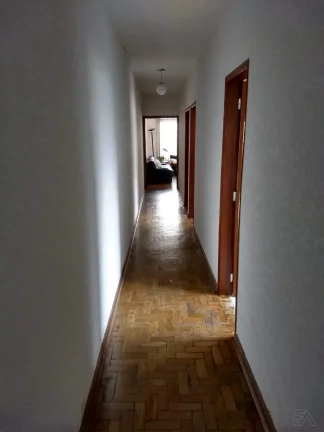 Imagem oportunidade! Ótima casa no centro de Atibaia com 287 m2 de terreno, quintal e porão